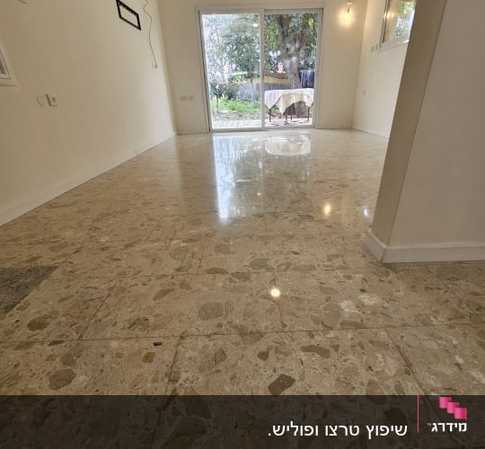 רצפה נקייה ומבריקה בחדר עם חלון גדול